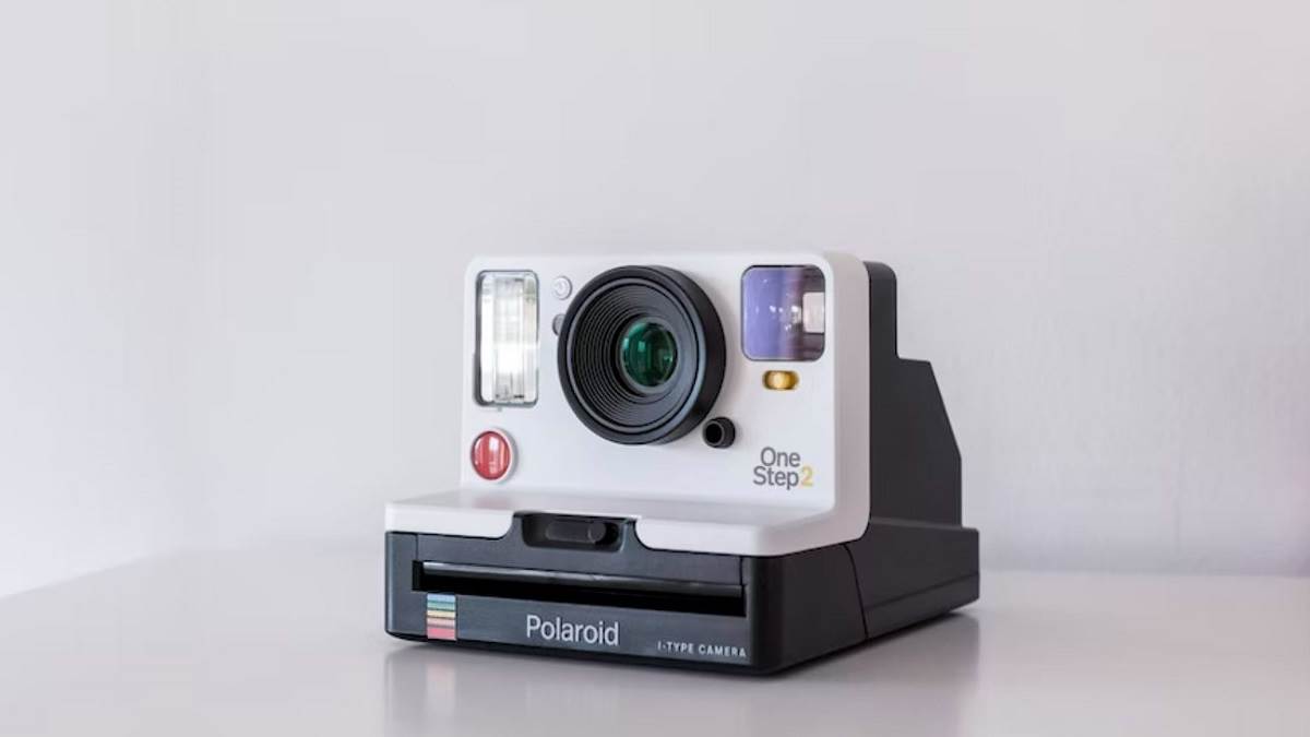 https://www.jagranimages.com/images/newimg/30122022/30_12_2022-amazon_sale_on_polaroid_camera_under_25000_23276984.jpg