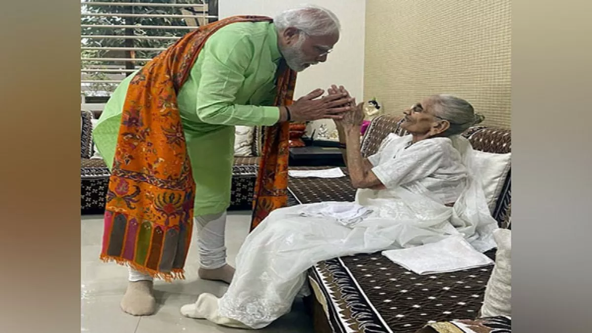 PM Modi Mother Death: हीराबा का देहांत; पीएम मोदी ने किया ट्वीट 'शानदार  शताब्दी का ईश्वर चरणों में विराम' - PM Modi Mother Death News Prime  Minister Narendra Modi s mother Heeraben