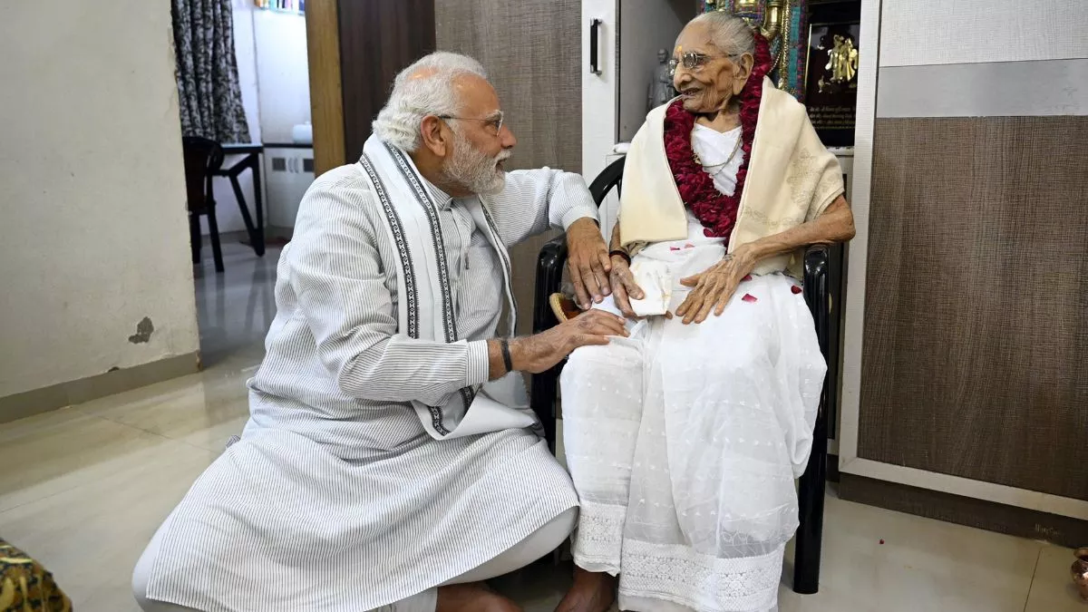 Heeraben Modi death: पीएम मोदी अपनी मां हीराबेन मोदी के साथ