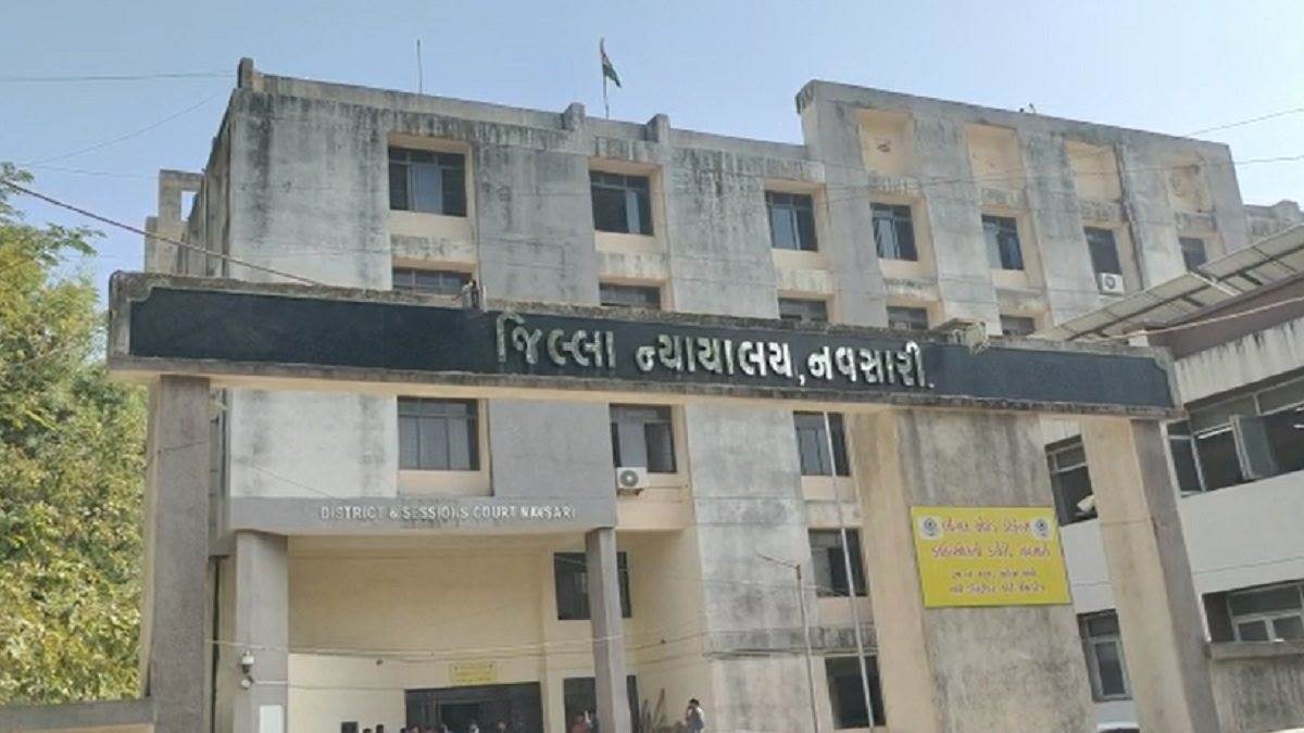 navsari news additional district judge r r desai attacked with stone in gujarat