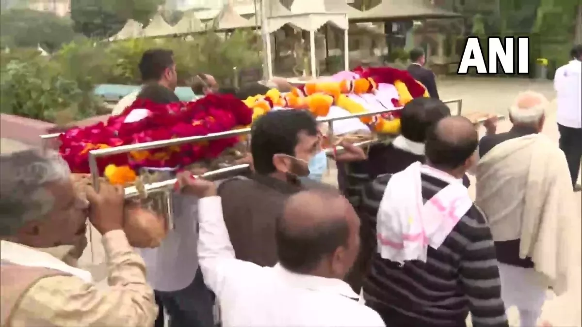 प्रधानमंत्री नरेंद्र मोदी की मां हीरा बा का 100 साल की उम्र में हुआ निधन।
