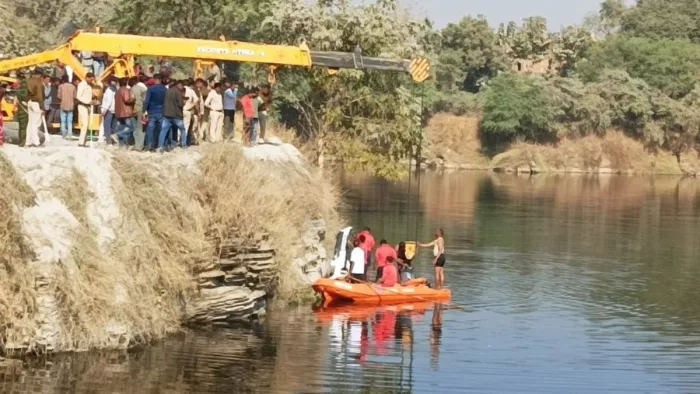 chhattisgarh Accident: सारंगढ़ में पत्थर खदान में गिरी कार, सरपंच समेत 4 लोगों की मौत, बेटी ने तैरकर बचाई जान