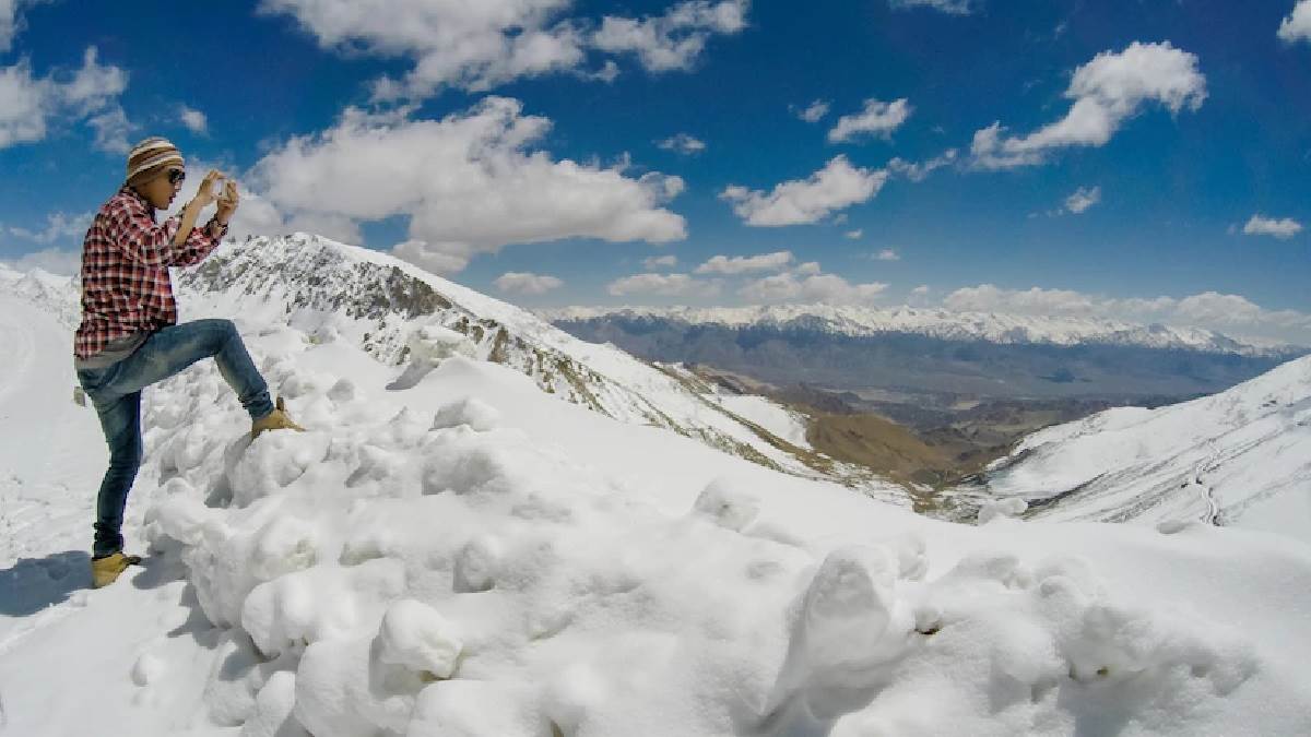 Путешествие в горы холод. Как меняется температура с высотой в горах. Зима горы люди. Человек в горах зимой с рюкзаком. В горах было холодно.