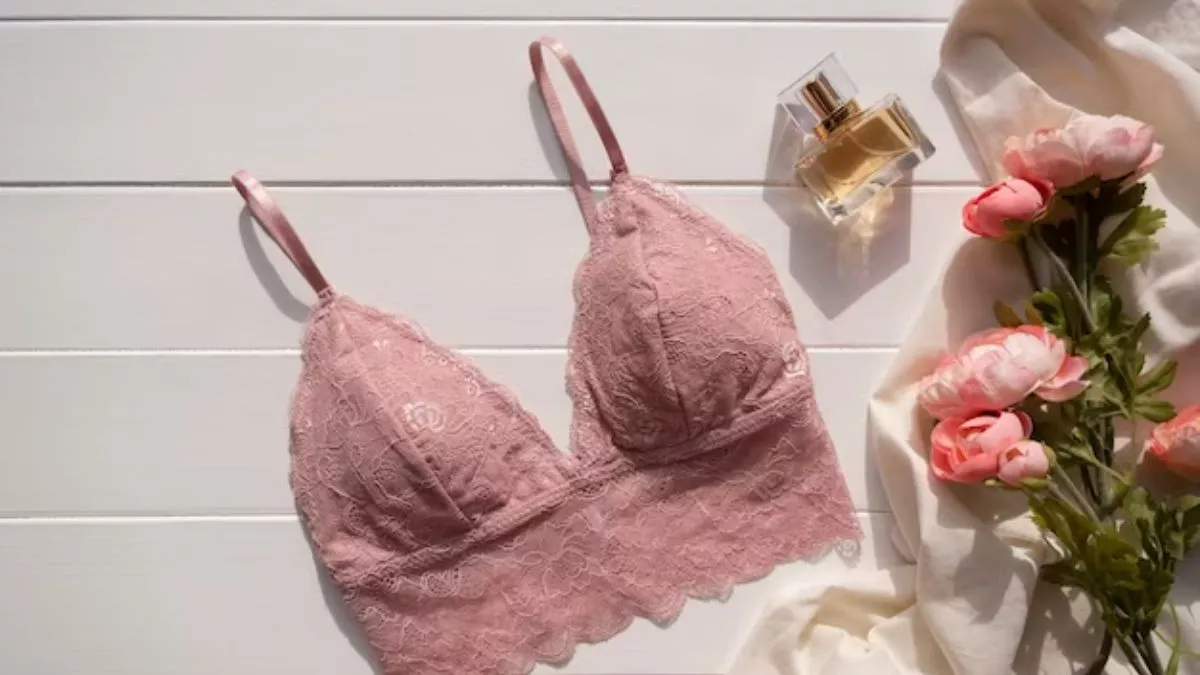 Lingerie: अंडरगार्मेन्ट्स खरीदते समय ये गलतियां पड़ सकती हैं आप पर भारी, जानें किन बातों का रखें ख्याल