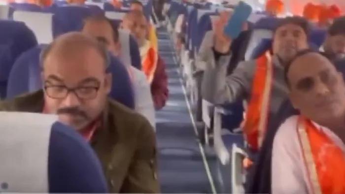 अयोध्या के लिए रवाना हुई पहली विमान में भक्तिमय हुए यात्री