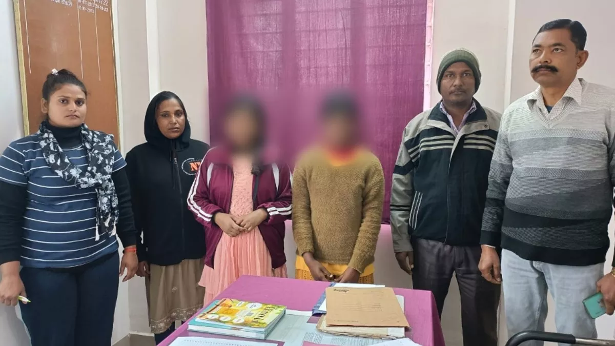 घर वाले ढूंढते रहे, छत्तीसगढ़ से एग्‍जाम देकर बिहार भाग आईं दो नाबलिग छात्राएं; बड़हिया रेलवे स्‍टेशन पर टहलती मिलीं