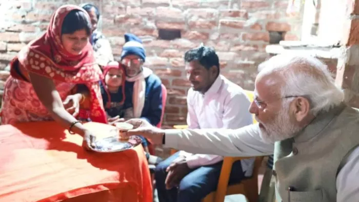 पीएम उज्ज्वला योजना के लाभार्थी के घर पहुंचे PM मोदी