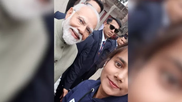 अयोध्या: कंधरपुर में प्रधानमंत्री नरेन्द्र मोदी के साथ सेल्फी लेती स्वाती: जागरण