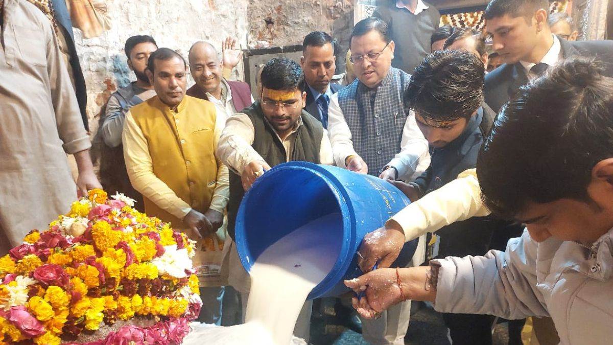 uttarakhand cm pushkar dhami reached daanghati temple of govardhan offerd pray and dugdha abhishek of giriraj maharaj