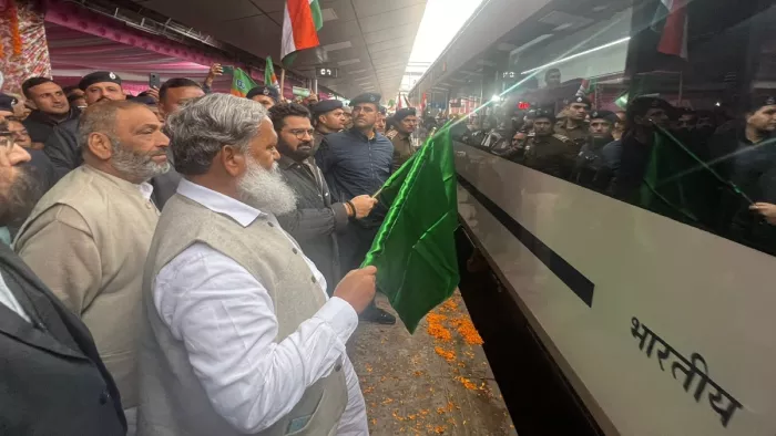 अंबाला पहुंची वंदे भारत एक्सप्रेस का गृहमंत्री अनिल विज ने किया स्वागत।