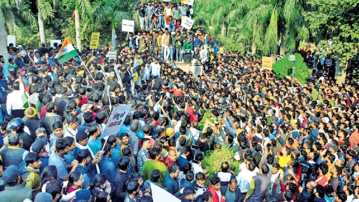 पटना के गांधी मैदान स्थित गांधी मूर्ति के पास प्रदर्शन करते बीपीएससी अभ्यर्थी। जागरण