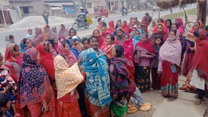 बड़ागांव में मासूम की नाले में गिरने से मौत के बाद विलाप करते स्वजन : जागरण