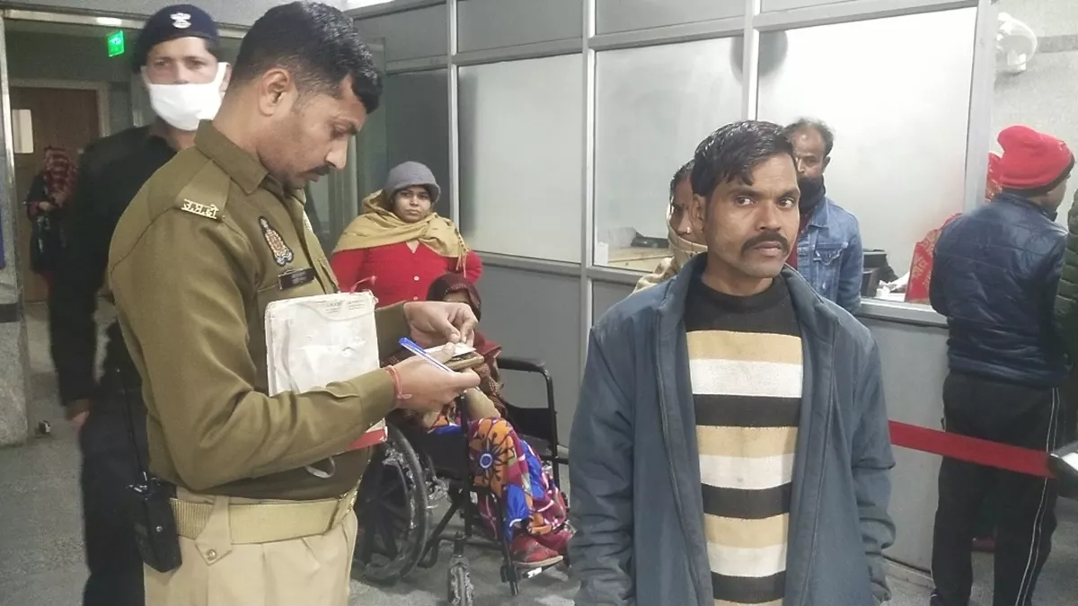 Noida News: अस्पताल के बेसमेंट में बेहोश हुई मां, नहीं मिला स्ट्रेचर तो गोद में उठाकर इमरजेंसी में पहुंचा बेटा; गई जान