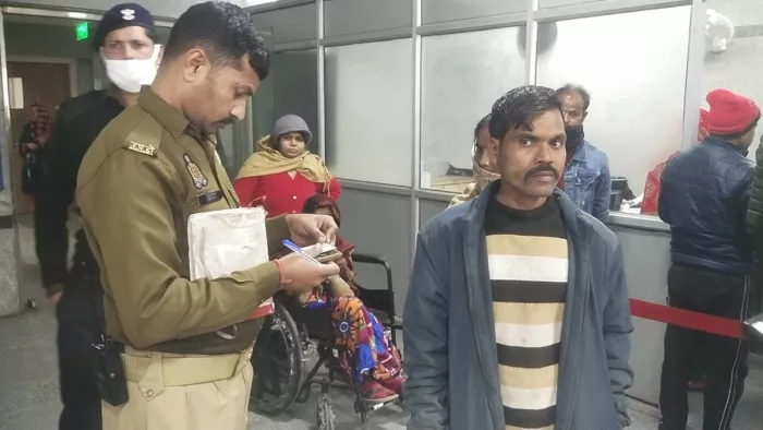 जिला अस्पताल के बेसमेंट में बुजुर्ग का शव मिलने के बाद बेटे विजयराम से पूछताछ करती पुलिस।