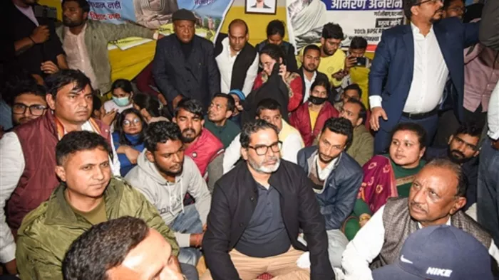 पटना में छात्रों का साथ देने पहुंचे पीके