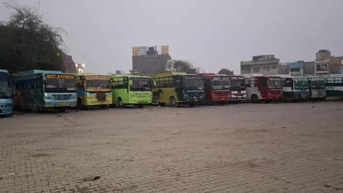 किसानों के बंद के चलते बठिंडा के बस स्टैंड पर खड़ी निजी कंपनी की बसें