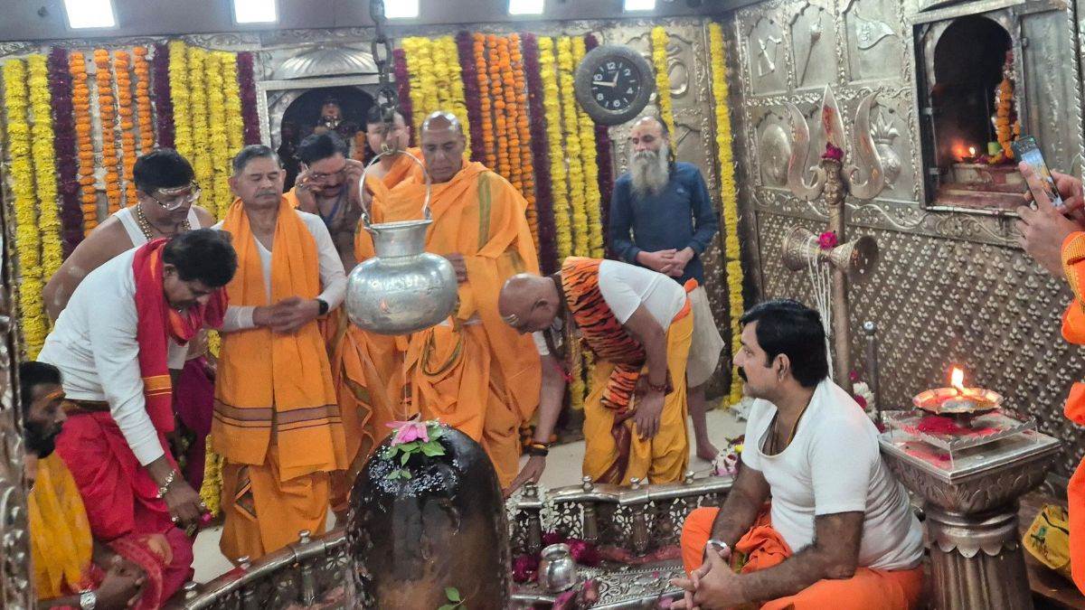 rajnath singh gen dwivedi offer prayers at mahakaleshwar temple in mp says i am blessed to have visited