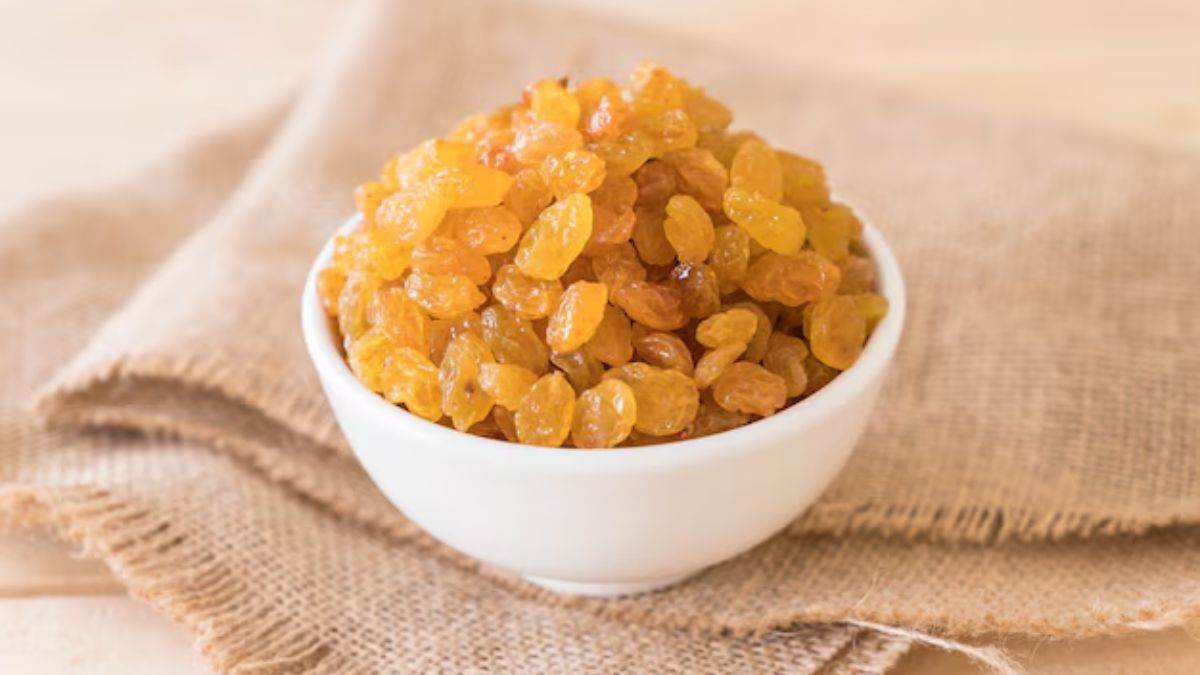 https://www.jagranimages.com/images/newimg/30122024/30_12_2024-soaked_raisin_23857898.jpg