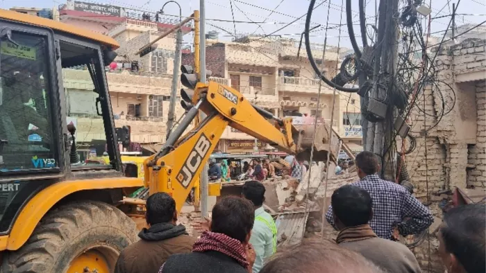 सड़क चौड़ीकरण के लिए चला बुलडोजर, कई मकान व दुकान जमींदोज