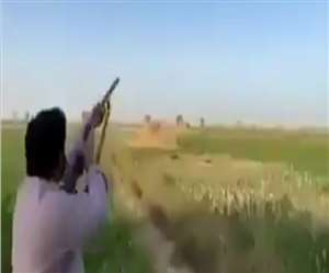 इस वीडियो में एक व्यक्ति को बुरे कर्म का फल तुरंत मिल जाता है।