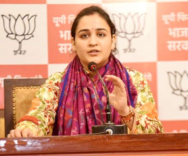 बीजेपी नेता अपर्णा यादव ने कहा प्रियंका सिर्फ यूपी में महिलाओं की हिमायती हैं।