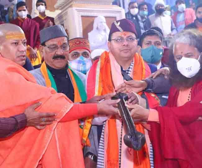 Uttarakhand Chunav 2022 Chief Minister Pushkar Singh Dhami performed Ganga  Aarti at Parmarth Niketan