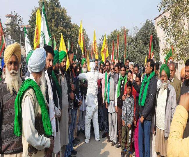 पंजाब के जलालाबाद में किसान माेदी सरकार का पुतला फूंकते हुए। (जागरण)