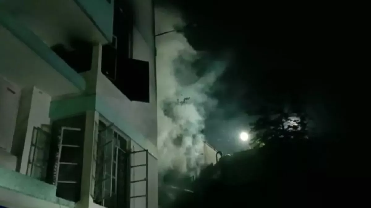 आग लगने के दौरान अस्‍पताल के अंदर से निकलता धुआं
