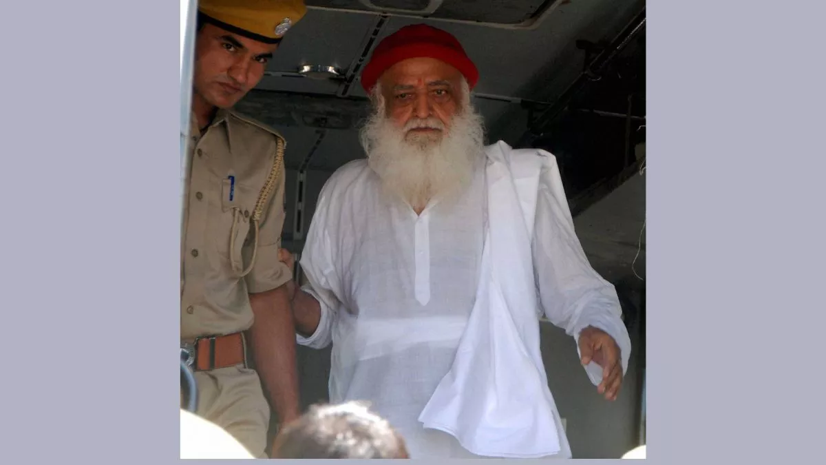 जेल में बंद आसाराम बापू को 2013 के एक दुष्कर्म मामले में उम्रकैद की सजा।
