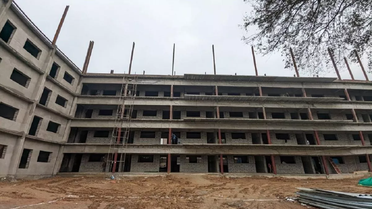 Delhi: 55 कमरों वाले स्कूल में मिलेंगी हाई टेक और आधुनिक सुविधाएं, दिल्ली सरकार बनवा रही इमारत; जानिए खूबियां