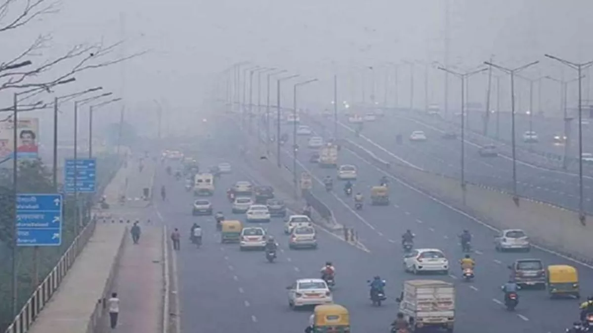 दिल्लीवासियों ने सर्दी के साथ-साथ झेली प्रदूषण की मार, बीते साल से ज्यादा प्रदूषित रही राजधानी। फोटो सोर्स- फाइल फोटो।