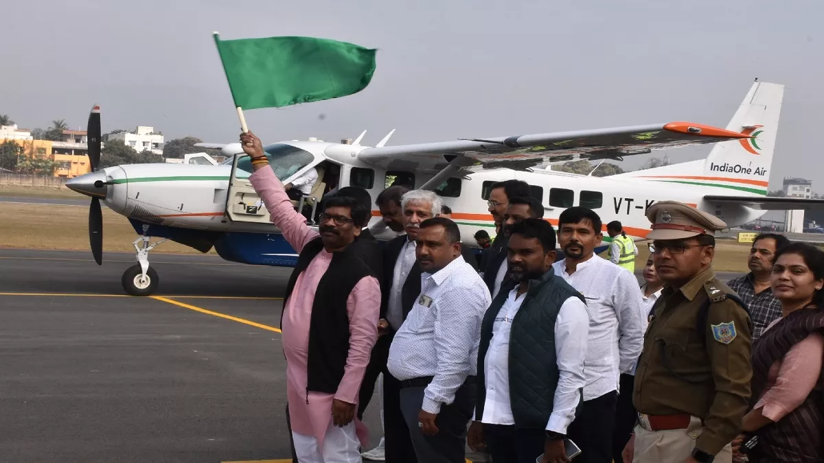 जमशेदपुर-कोलकाता के बीच हुई विमान सेवा की हुई शुरुआत, सीएम हेमंत सोरेन ने हरी झंडी दिखाकर किया रवाना
