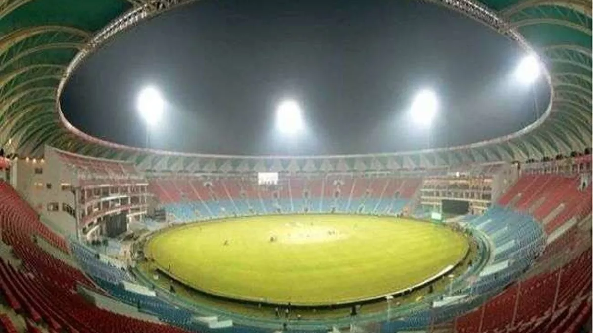 लखनऊ के इकाना स्टेडियम के पिच क्यरेटर पर हुई कार्रवाई। फाइल फोटो