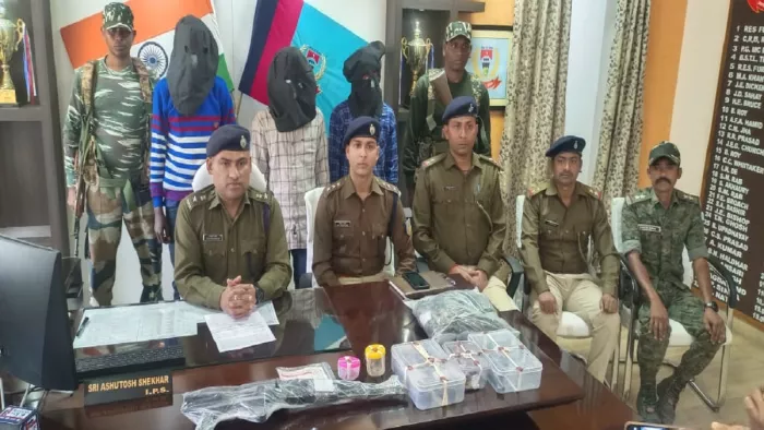जिला पुलिस के साथ पकड़े गए पीएलएफआइ के सदस्य