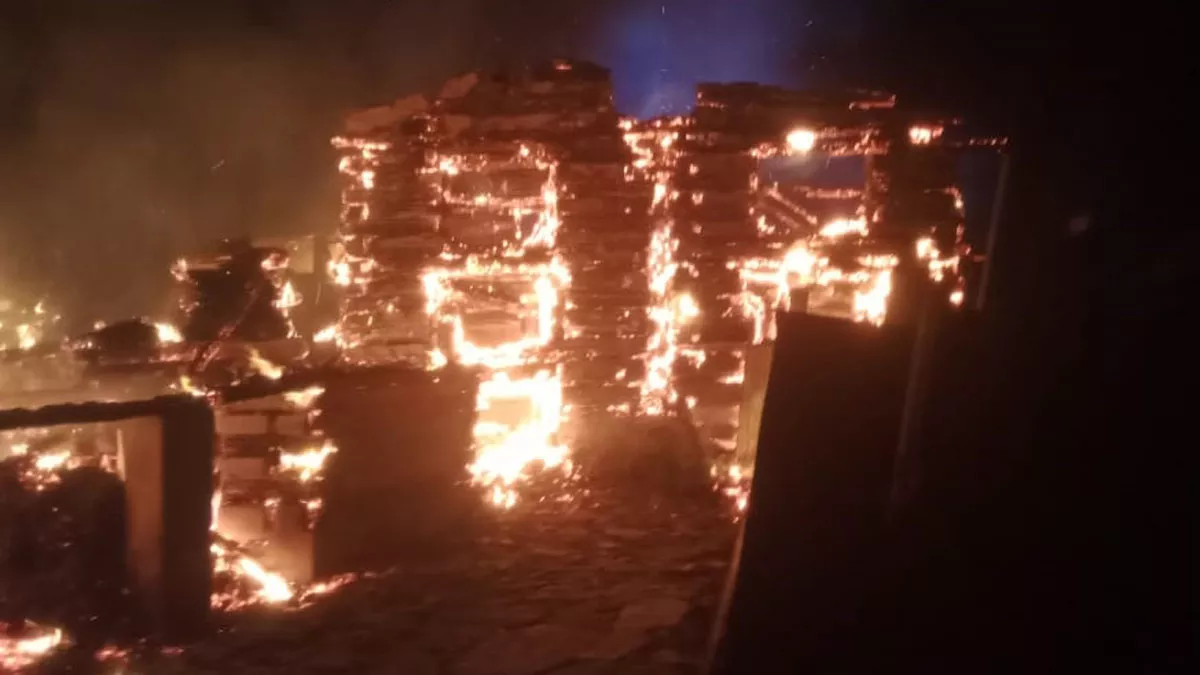 Uttarkashi Fire: देर रात शॉर्ट सर्किट से तीन मकानों में लगी विकराल आग, आठ परिवारों का सबकुछ हुआ खाक