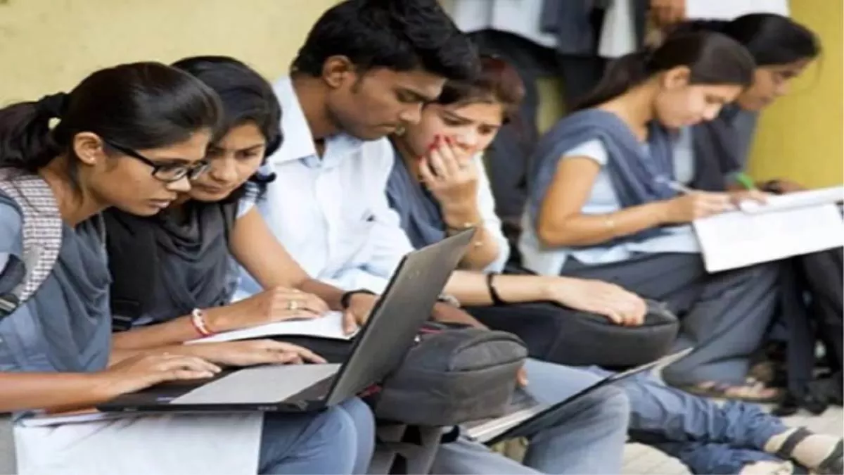 उच्च शिक्षा में नामांकित छात्र-छात्राओं के मामले में बिहार को शीर्ष सात राज्यों में स्थान मिला है।