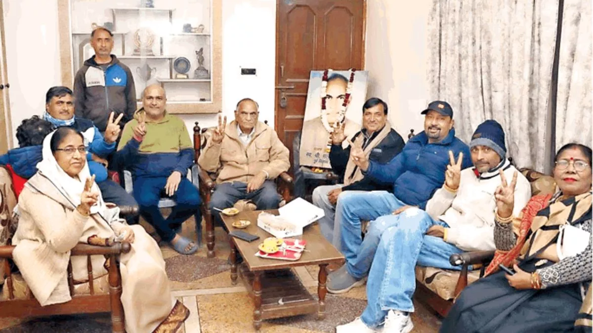 सजा सुनाए जाने के बाद पूर्व विधायक मलखान सिंह के आवास पर खुशी जताते हुए उनके स्वजन। जागरण