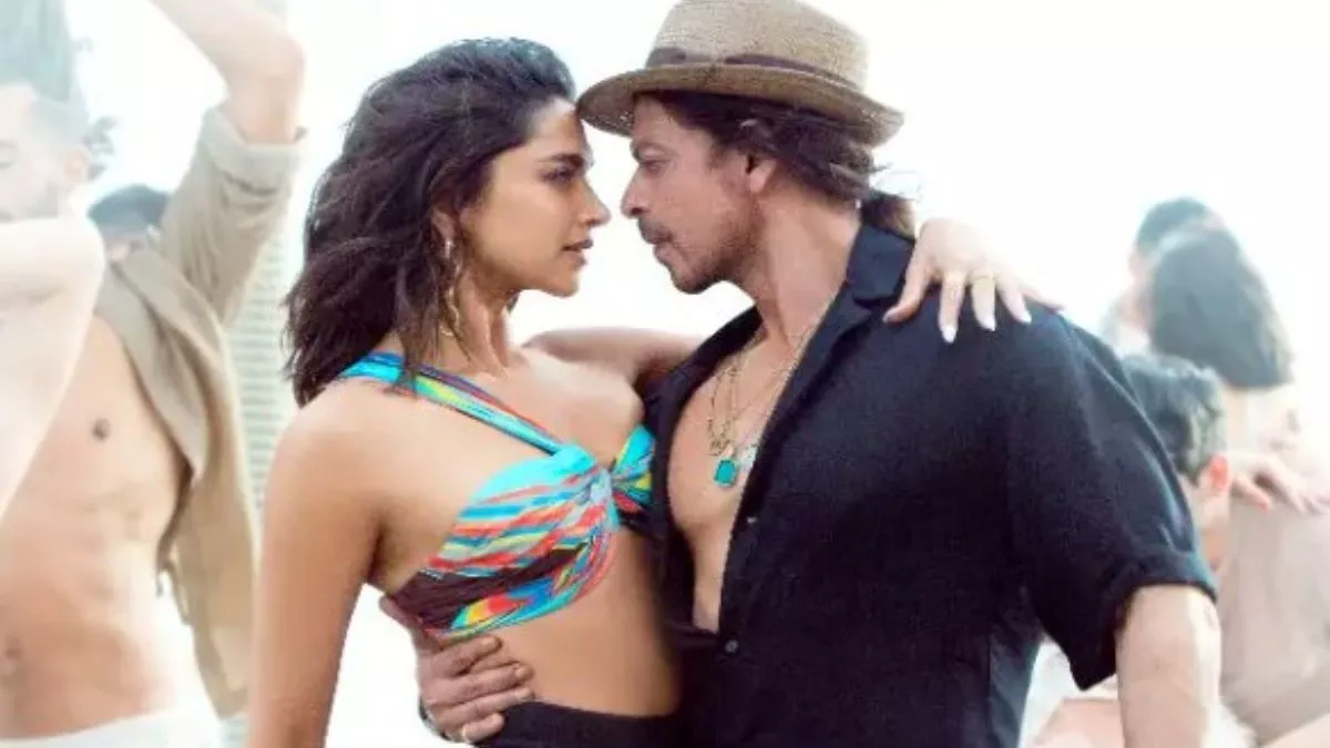 Still Image of Shah Rukh Khan and Deepika Padukone from Pathaan