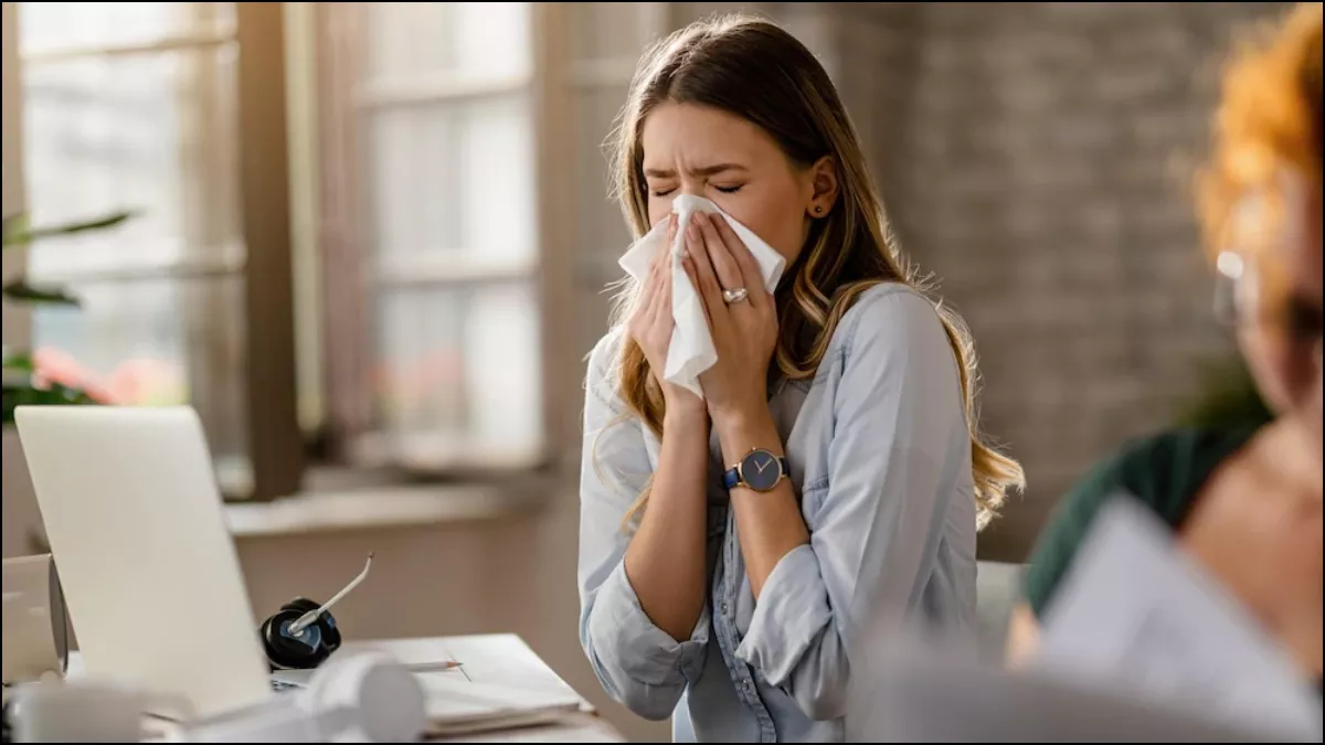 Seasonal Allergies: बदलते मौसम में सताने लगा है सीजनल एलर्जी का डर, तो डाइट में शामिल करें ये फूड आइटम्स