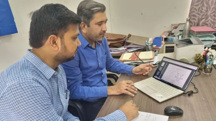 ड्रोन तकनीक पर विमर्श करते डा. आलोक कुमार सिंह (दाएं) और विज्ञानी रोहित राजा।