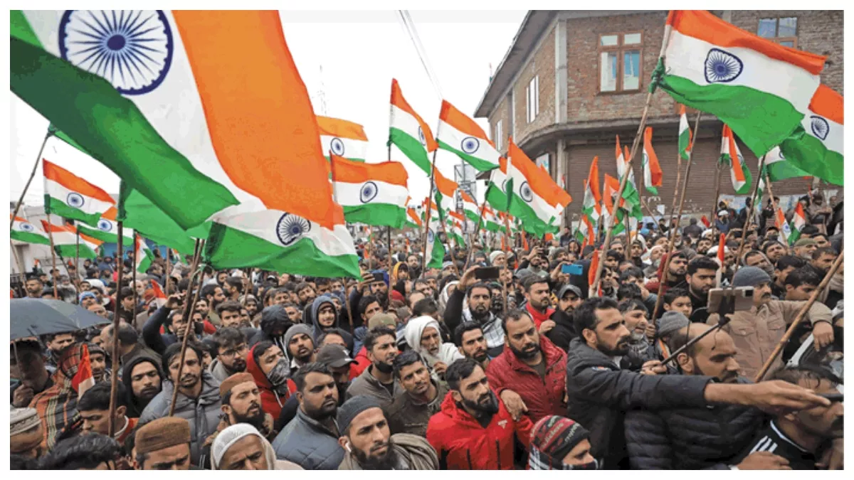 Jammu: मकान बचाने के लिए लोगों ने हाथ में तिरंगा लेकर निकाली रैली, कहा- रसूखदारों से छुड़ाई जाए सरकारी भूमि