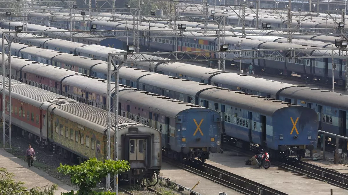 Cancelled Train List Today: कोहरे ने बढ़ाई यात्रियों की मुश्किलें, शताब्दी समेत ये ट्रेनें हुईं रद