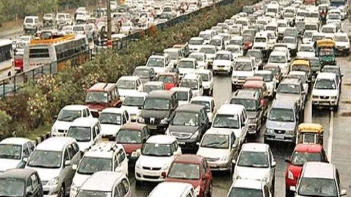 Noida News: अगर आपके पास 10-15 साल पुराने वाहन हैं तो लेनी पड़ेगी एनओसी, वरना रद्द हो जाएगा पंजीकरण