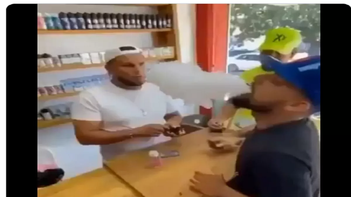 Viral Video: दुकानदार को थप्पड़ मारने के लिए शख्स ने लगाया ऐसा जुगाड़, वीडियो देख नहीं रोक पाएंगे अपनी हंसी