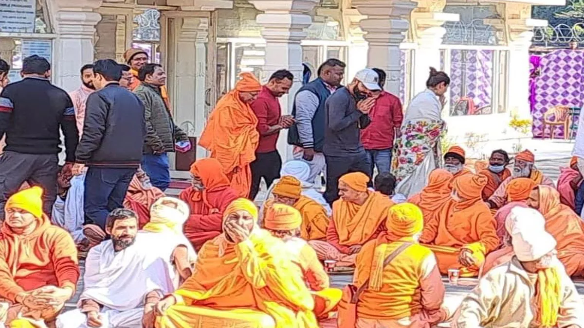 Virat Anushka in Rishikesh: क्रिकेटर विराट कोहली और उनकी पत्‍नी अनुष्‍का संतों के बीच पहुंचे और आशीर्वाद लिया।