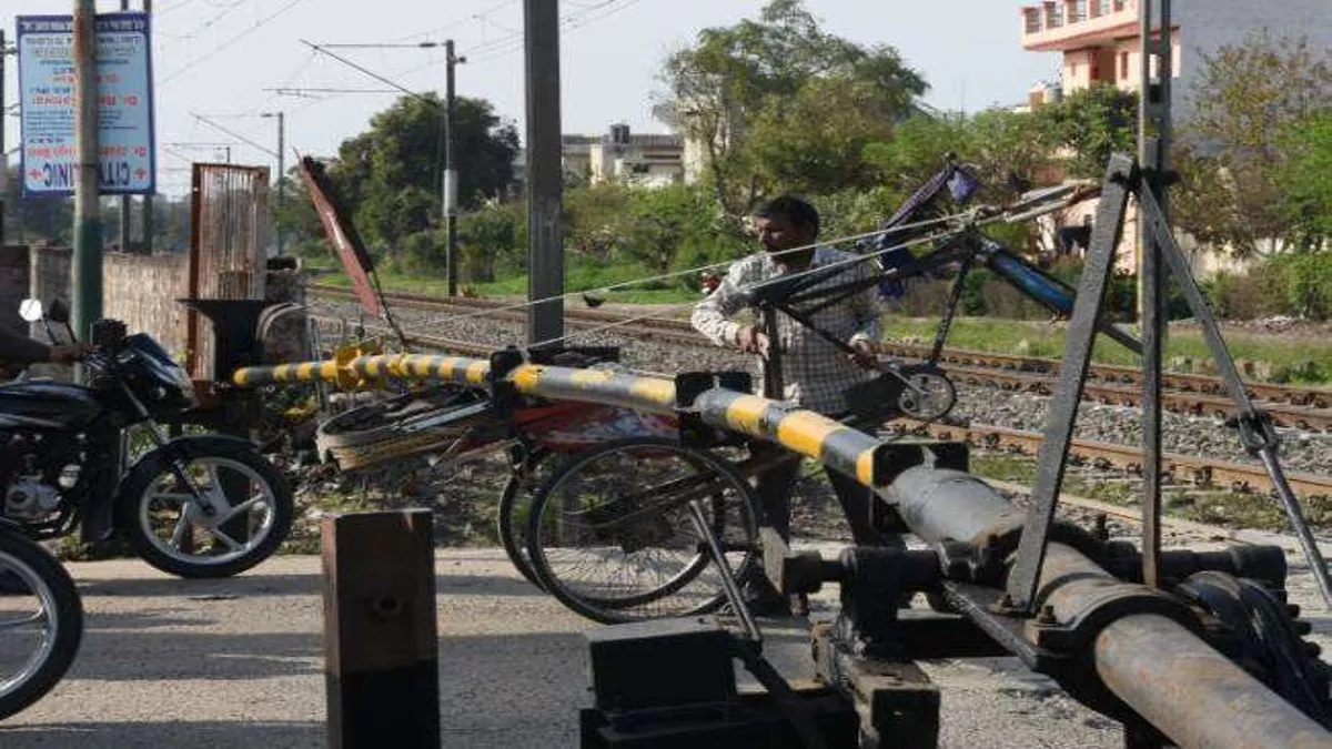 Bihar News: डीजल खत्म हुआ और रेलवे फाटक में फंस गया ट्रक, खूब मची अफरा-तफरी; ट्रेन रोककर...