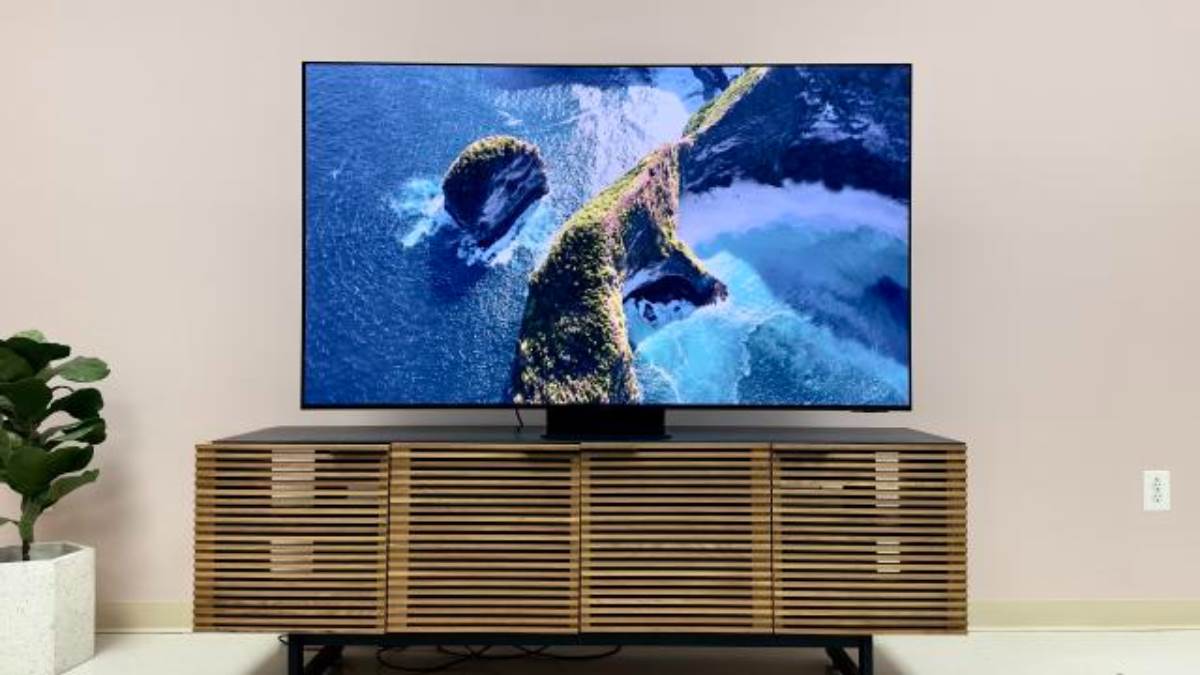 महंगे टीवी की चकाचौंद पर पानी फेरा इन सस्ते 65 Inch Smart TV 4K ने! 3D साउंड, नए गूगल फीचर का हाहाकार है साहब