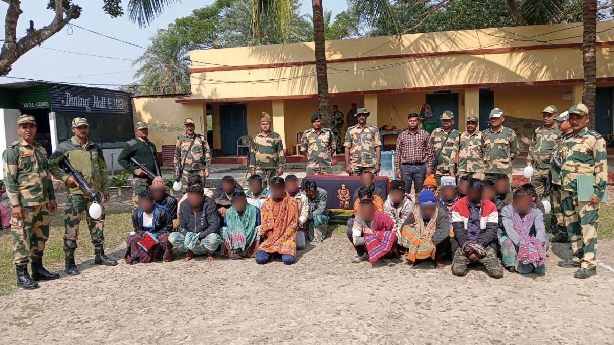 https://www.jagranimages.com/images/newimg/31012024/31_01_2024-bangladeshi_smugglers_23642656.jpg