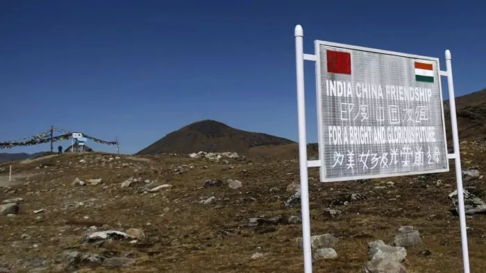 वाह! मवेशी चराने से रोकने पर लद्दाखियों ने चीनी सेना पर बरसाए पत्थर, दुम दबाकर भागे सैनिक