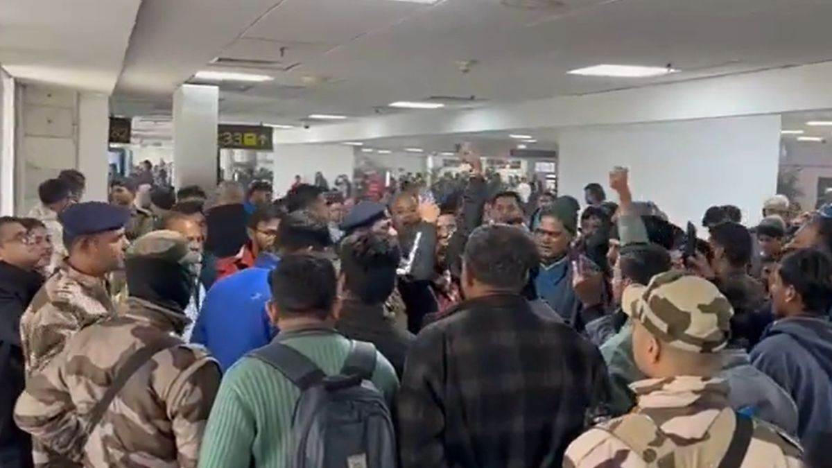 ncr delhi deoghar indigo flight passengers raise slogans and protest against airline at igi airport